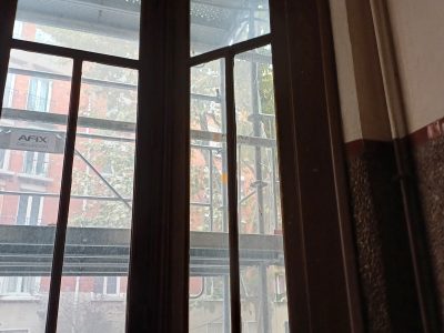 Fenêtre en bois avec vitrage transparent