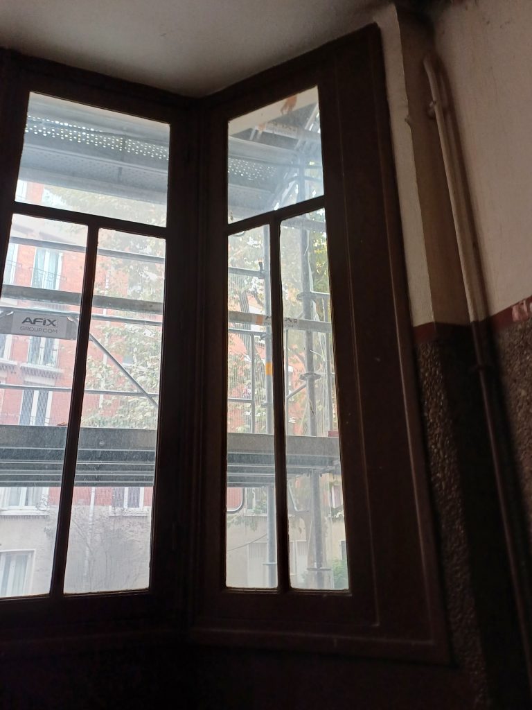 Fenêtre en bois avec vitrage transparent