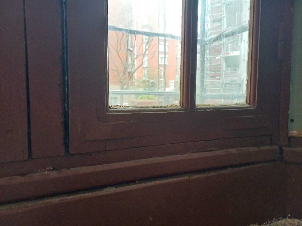 Fenêtre en bois avec vitrage transparent