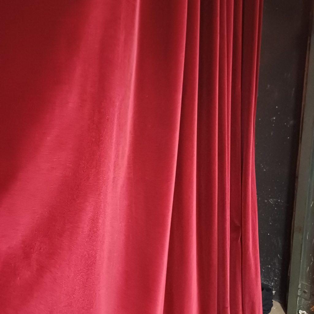 Tissus et mercerie issus d'une salle de spectacle