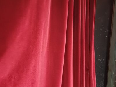 Tissus et mercerie issus d'une salle de spectacle