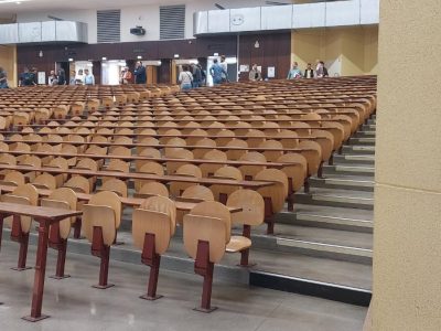 Strapontin en bois et table d'amphithéatre