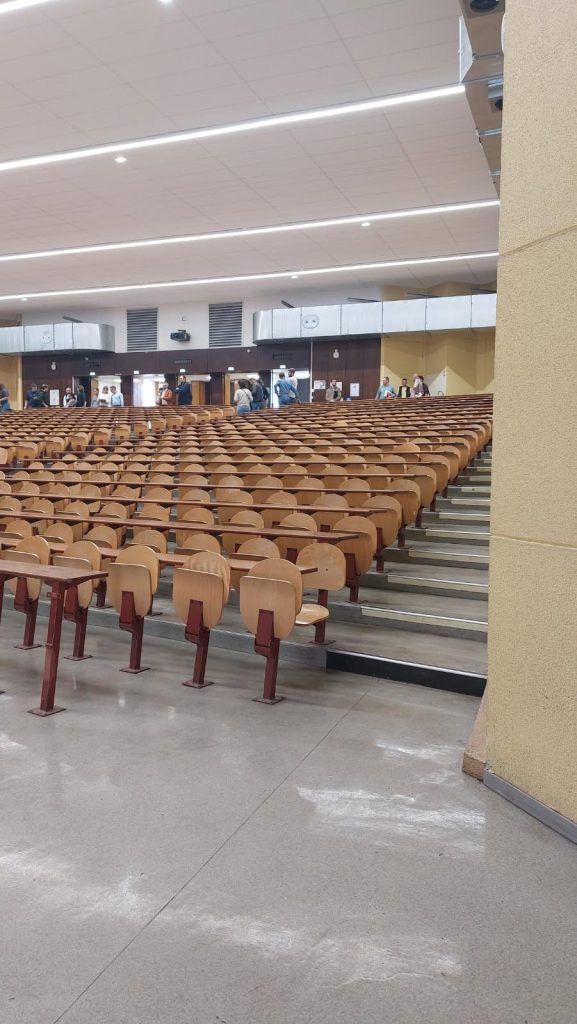 Strapontin en bois et table d'amphithéatre