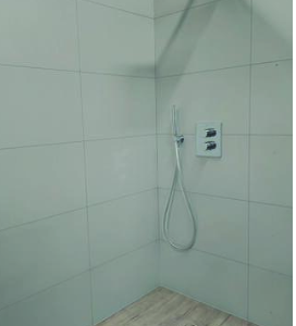 Dalles PVC pour application au mur (habillage de douche , crédence...)