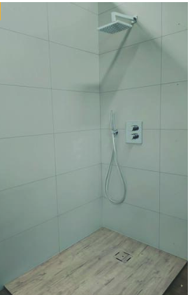 Dalles PVC pour application au mur (habillage de douche , crédence...)