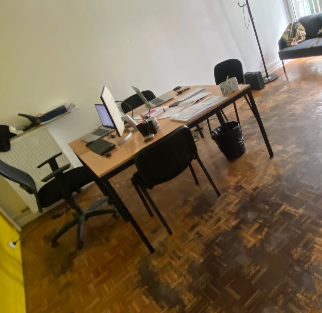 Chaises et bureaux de chantier