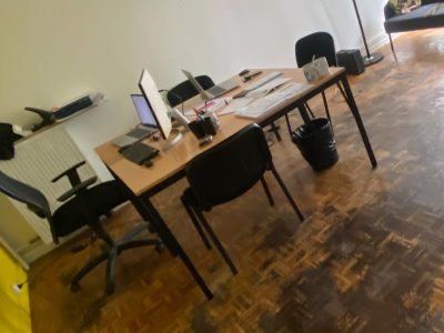 Chaises et bureaux de chantier